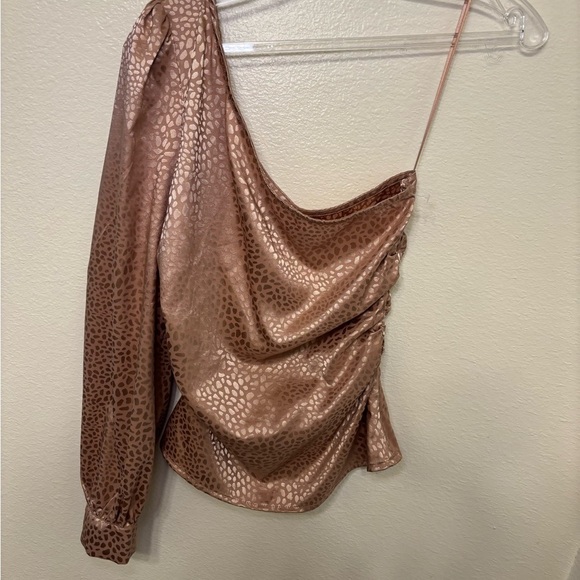 Elegant Leopard Print One-Shoulder Top - Picture 2 of 7